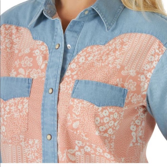 NWT Wrangler Retro Patchwork Denim Cropped Button Down Shirt - Picture 2 of 7